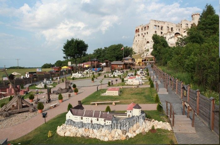 Park in the background of the Ogrodzieniec Castle