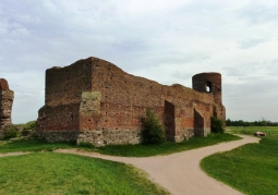 Widok ruin od strony zachodniego narożnika