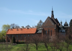 Widok na świątynię od strony sandomierskiego zamku