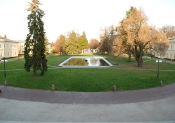Widok z pałacu na dziedziniec