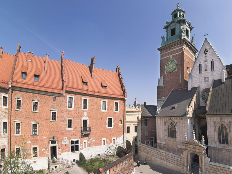 Muzeum Katedralne obok wieża zegarowa