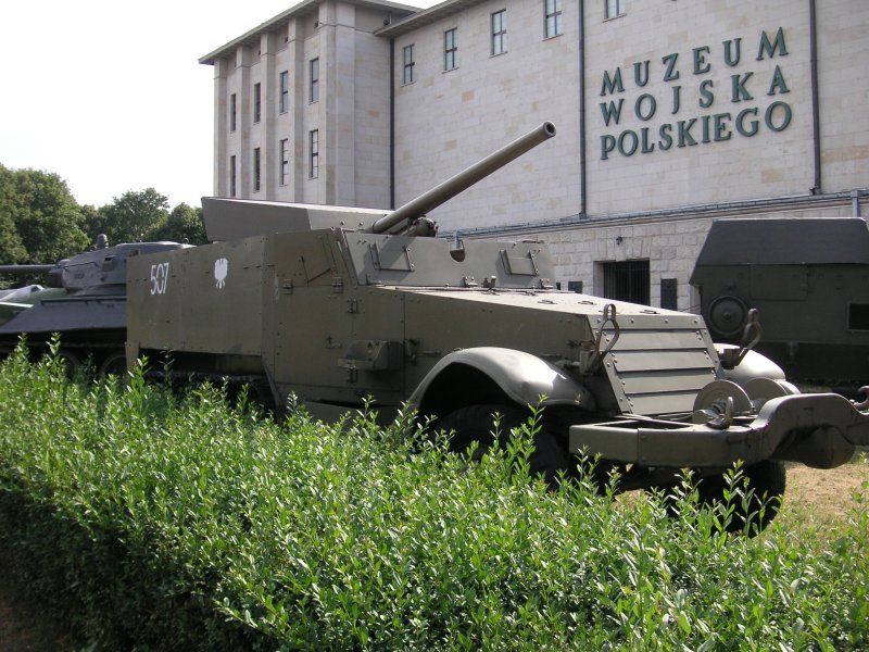 Czołg przed wejściem do muzeum