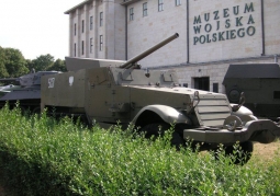 Tank in front of the museum entrance