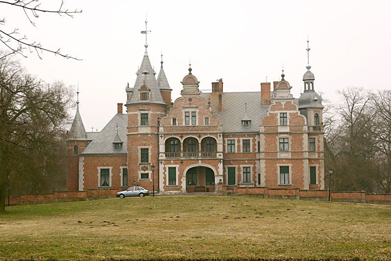 Widok frontowy pałacu w Kobylnikach