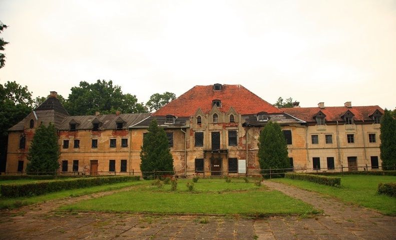 Widok frontowy pałacu w Sztynorcie