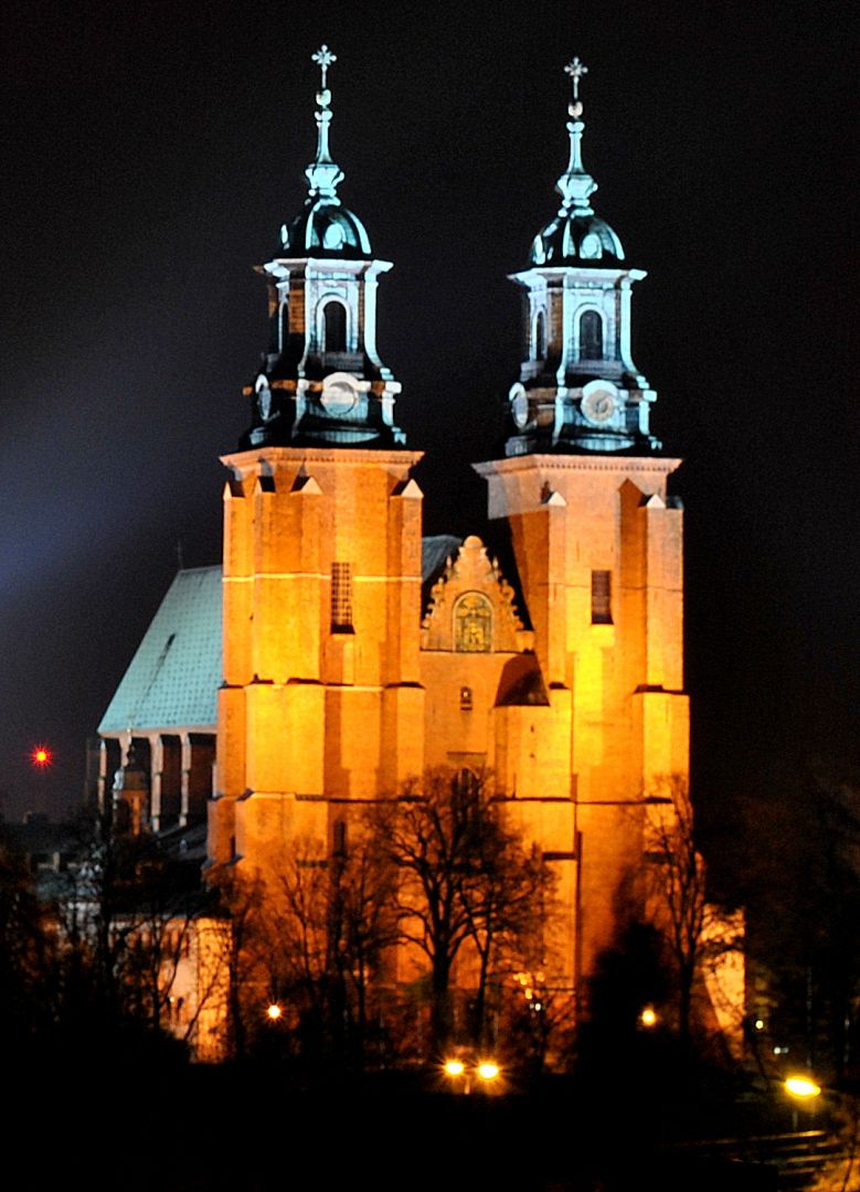 Gniezno Archcathedral at night