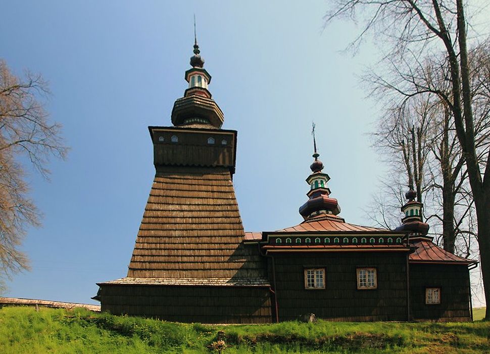 Zabytkowy kościół w Andrzejówce latem