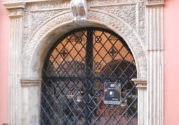 Renesansowy portal - wejście na dziedziniec Muzeum