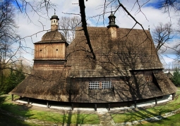 Gmach drewnianego kościoła w Sękowej