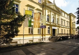 Budynek muzeum widziany od al. Niepodległości
