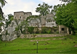 Defensive walls of Bąkowiec Castle