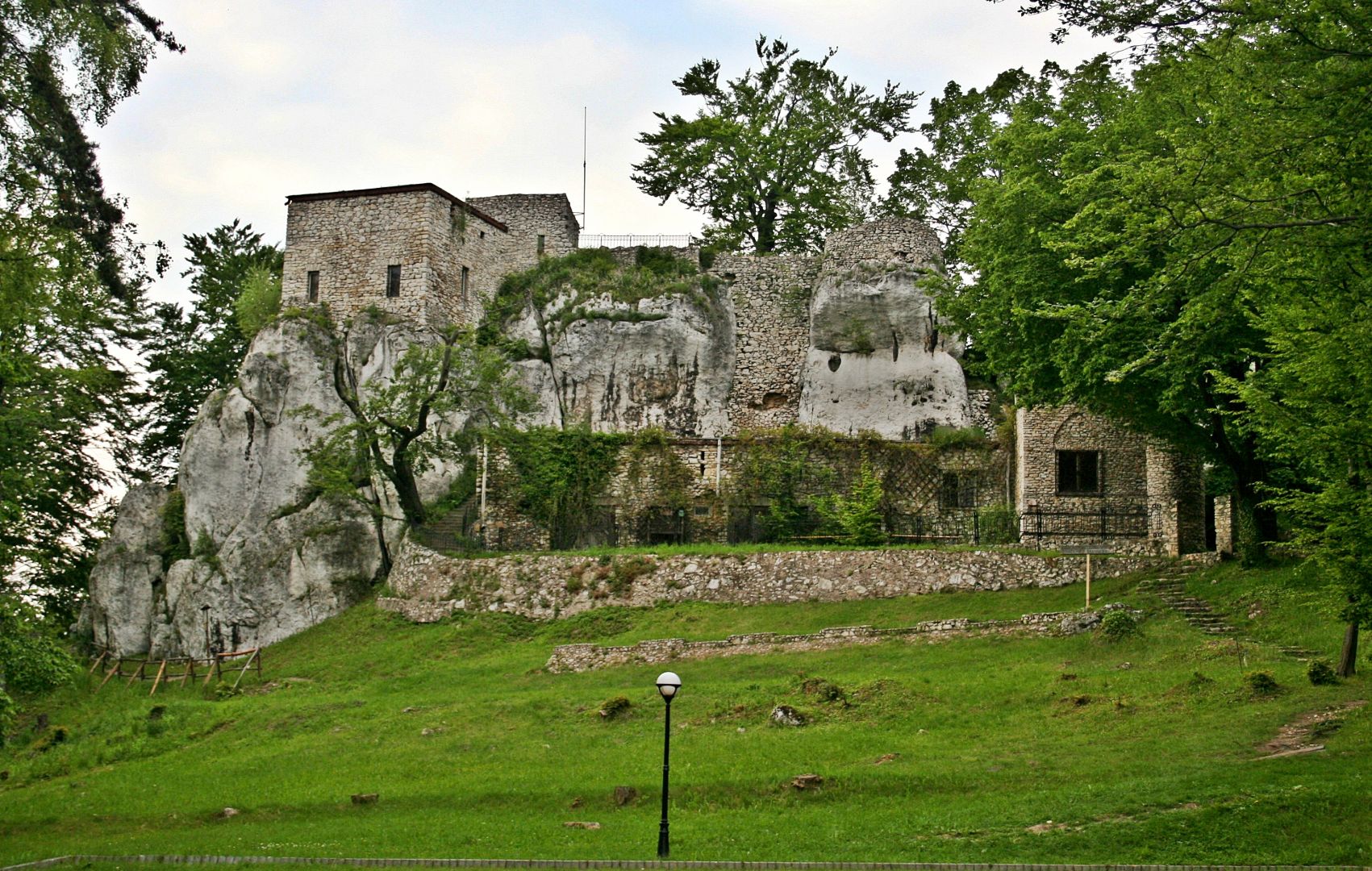 Defensive walls of Bąkowiec Castle