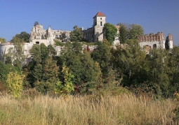 Ruiny zamkowe późnym latem