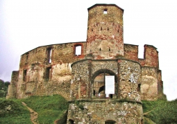 Ruiny zamku - widok od strony bramy głównej