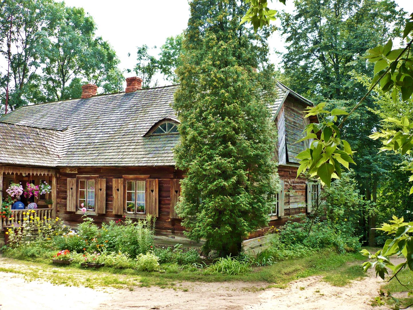 Drewniana chata skansenu nowogródzkiego
