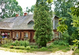 Drewniana chata skansenu nowogródzkiego