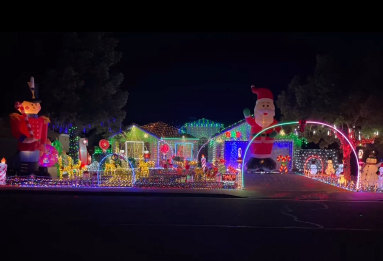 Christmas light show, Christmas lights in Visalia, CA (photo 1)