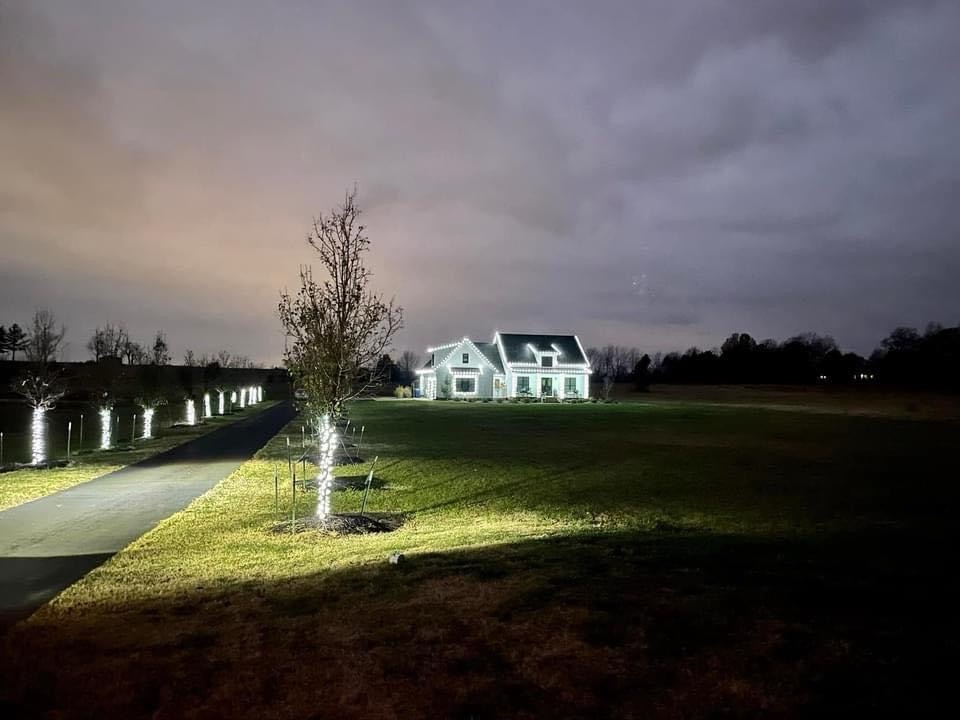 Classic Farmhouse Christmas, Christmas lights in Marion, IL (photo 1)
