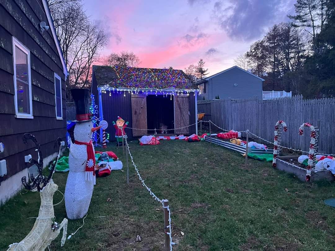 The Griswolds of Hope Valley, Christmas lights in Hopkinton, RI (photo 2)