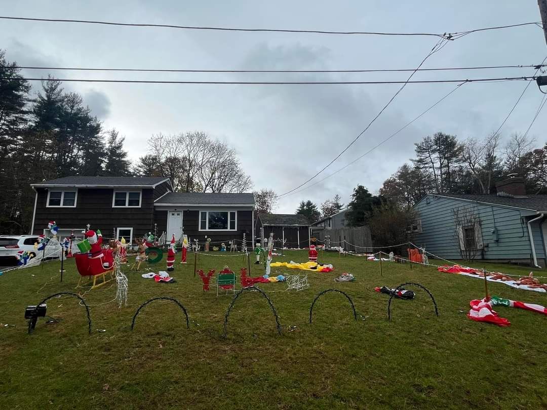 The Griswolds of Hope Valley, Christmas lights in Hopkinton, RI (photo 3)