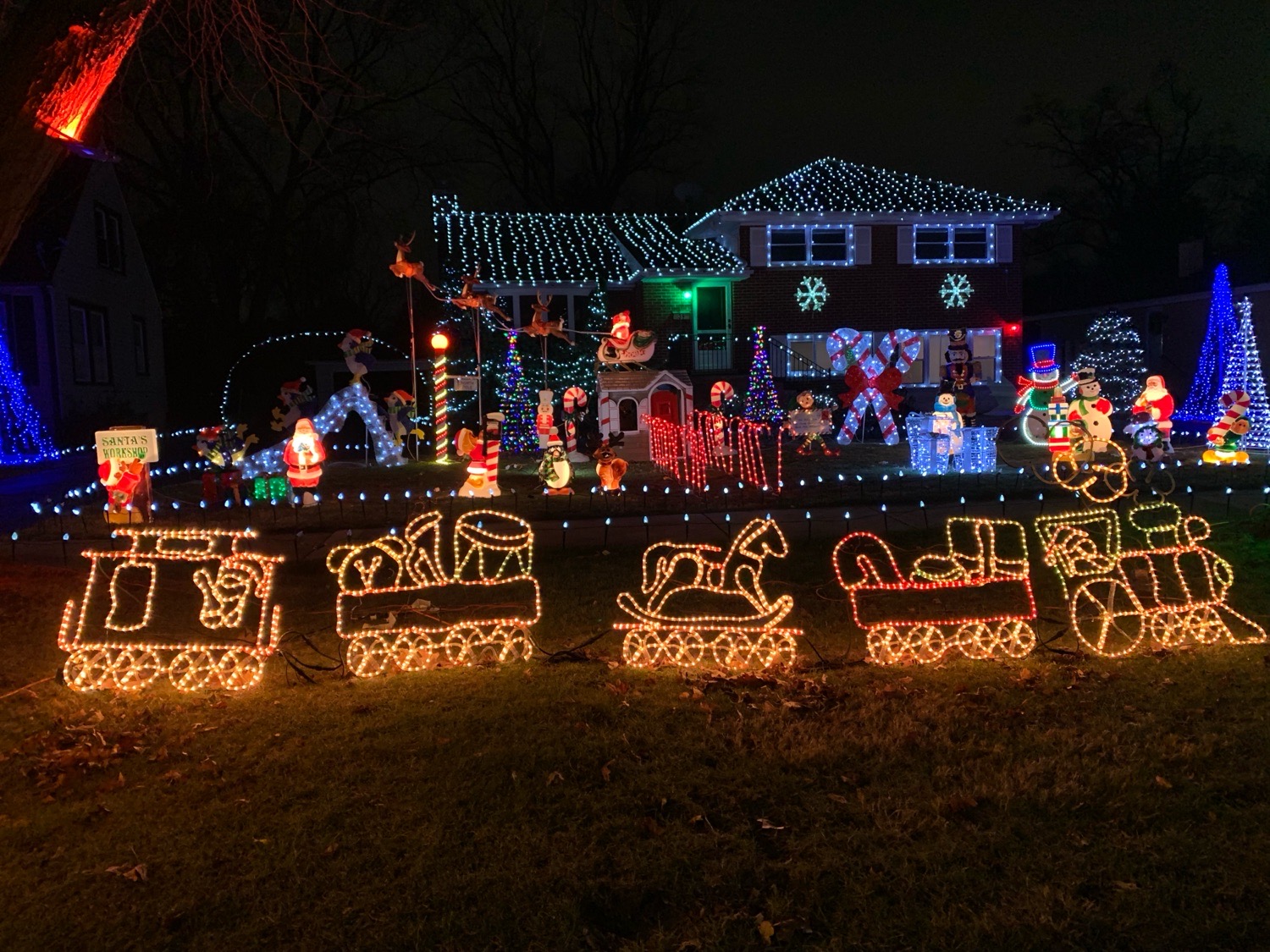 Fillipp Family Exterior Illuminations, Christmas lights in Villa Park, IL (photo 3)