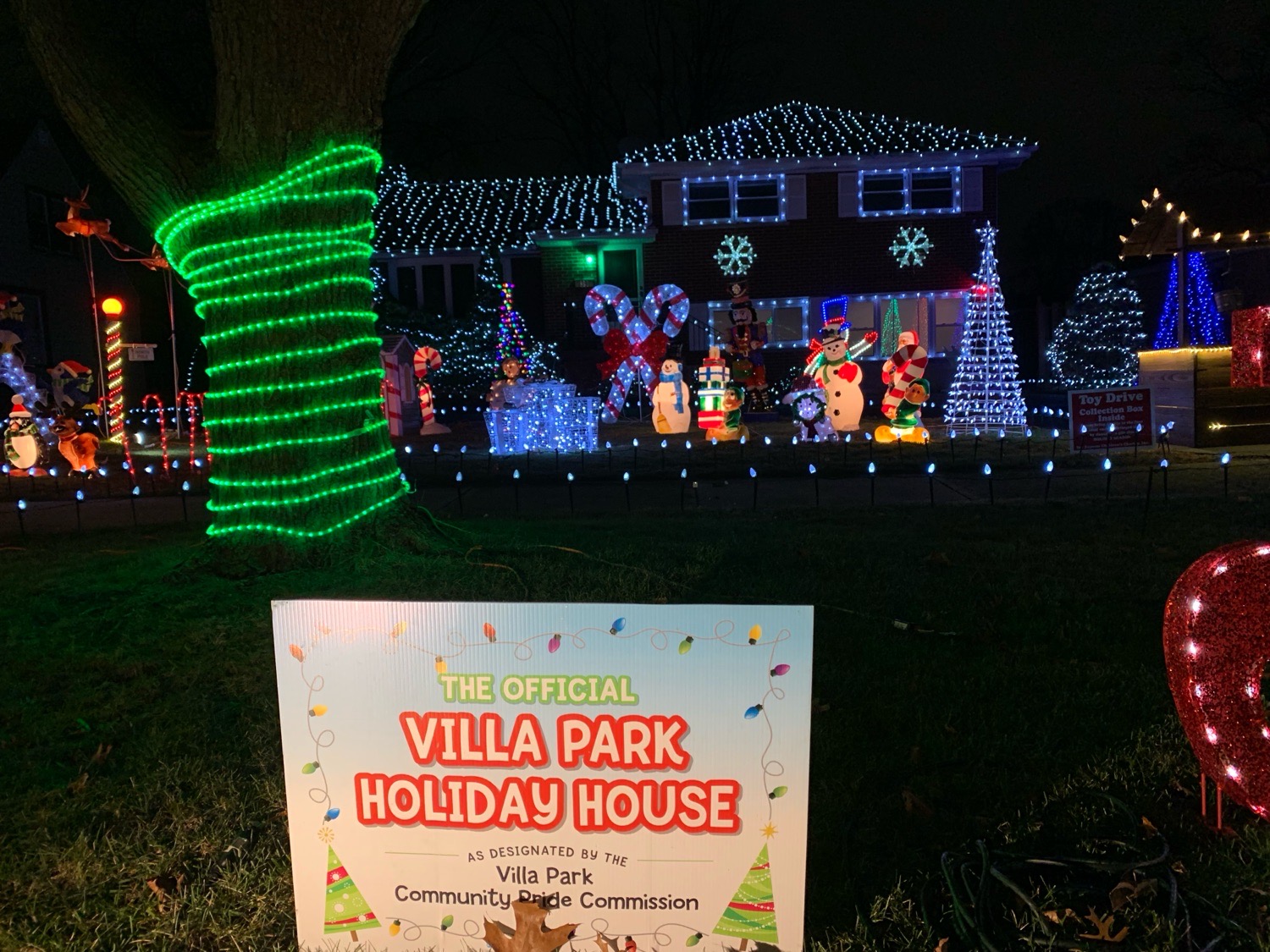 Fillipp Family Exterior Illuminations, Christmas lights in Villa Park, IL (photo 4)