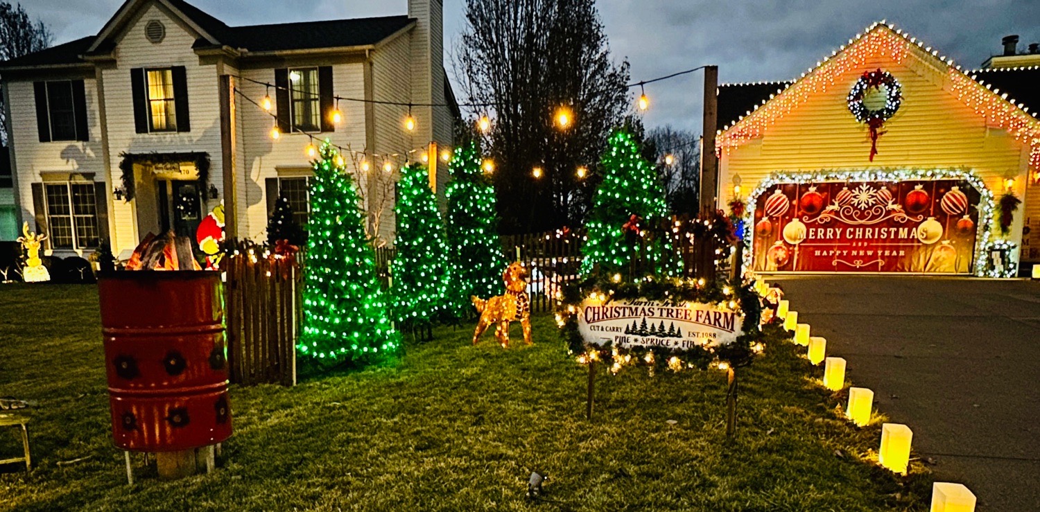 A Hallmark Christmas, Christmas lights in Seville, OH (photo 4)
