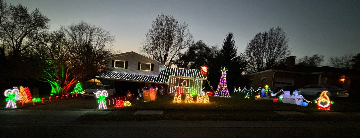 Light show on Cadillac Dr, Christmas lights in Hamilton, OH (photo 1)