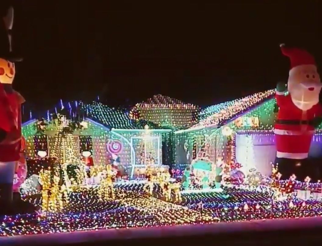 Santa and grinch house, Christmas lights in Visalia, CA (photo 1)