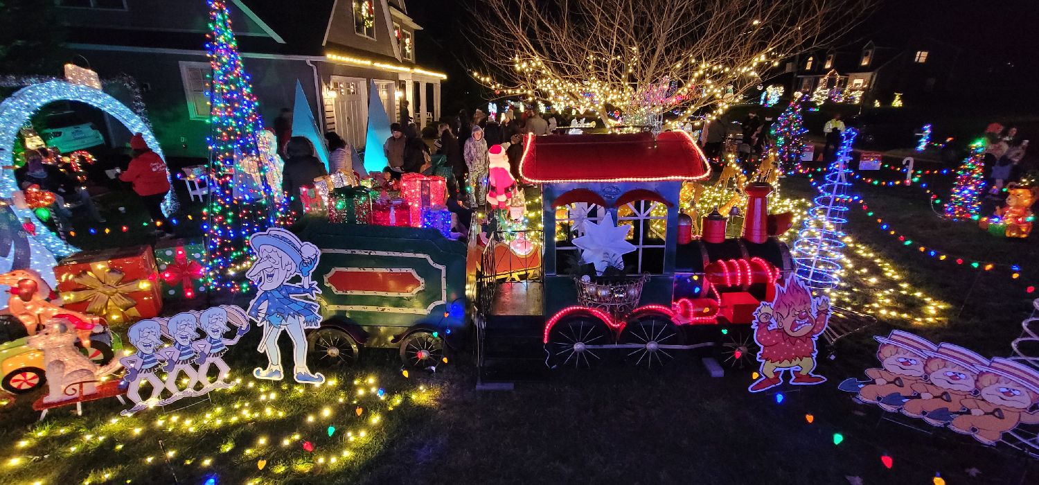 Santa's Runway, Christmas lights in Trumbull, CT (photo 1)