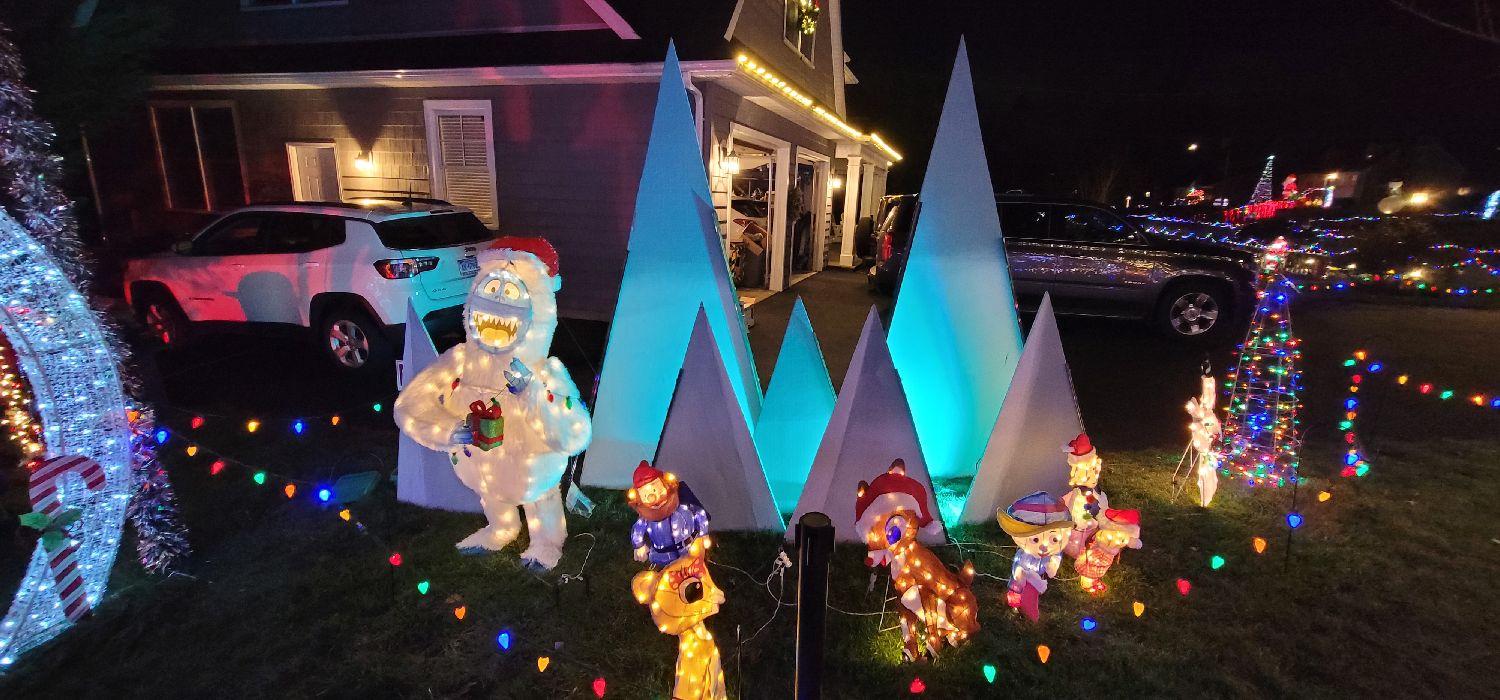 Santa's Runway, Christmas lights in Trumbull, CT (photo 3)