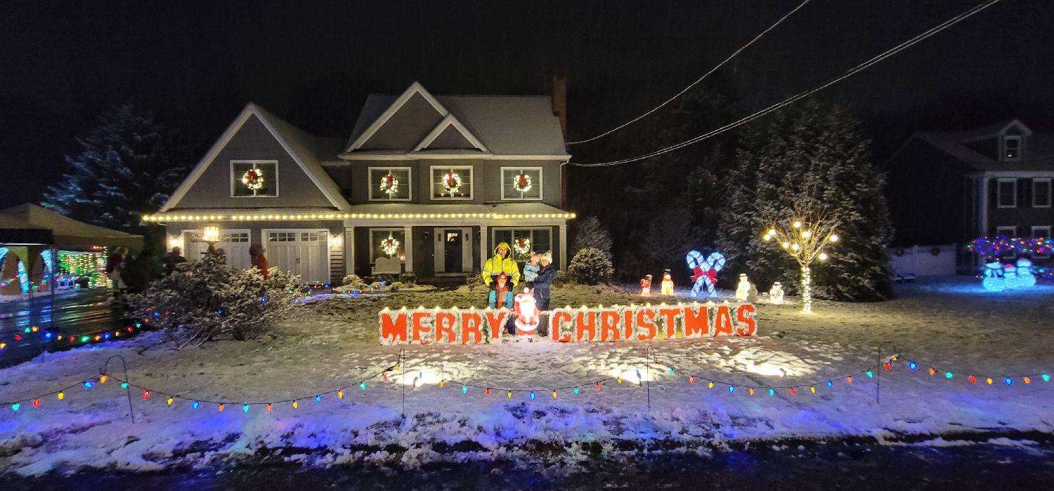 Santa's Runway, Christmas lights in Trumbull, CT (photo 4)