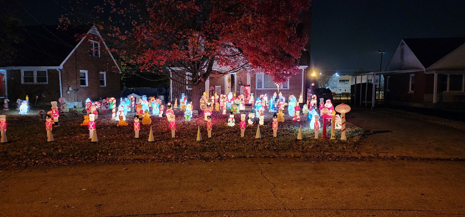 Lights on Larkmoor, Christmas lights in Louisville, KY (photo 1)