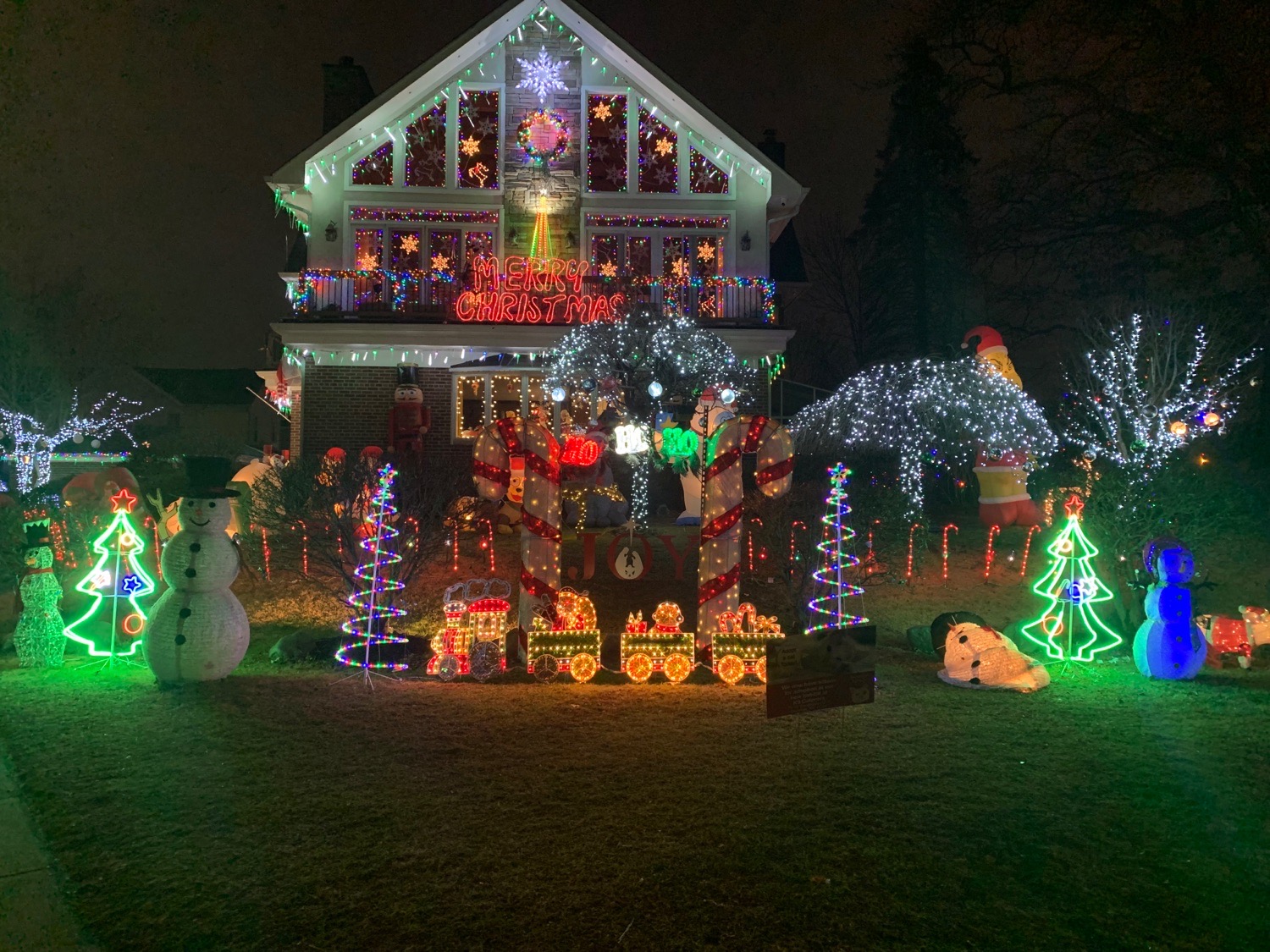Forest Hills Christmas House, Christmas lights in New York, NY (photo 1)