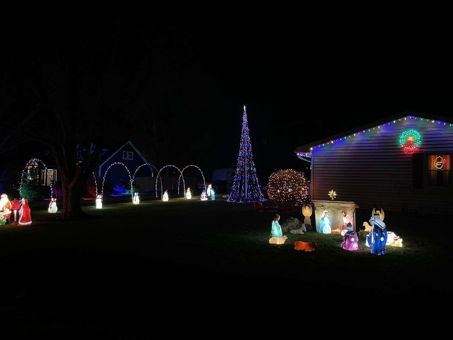 Christmas on Sunset Ave, Christmas lights in McHenry, IL (photo 4)