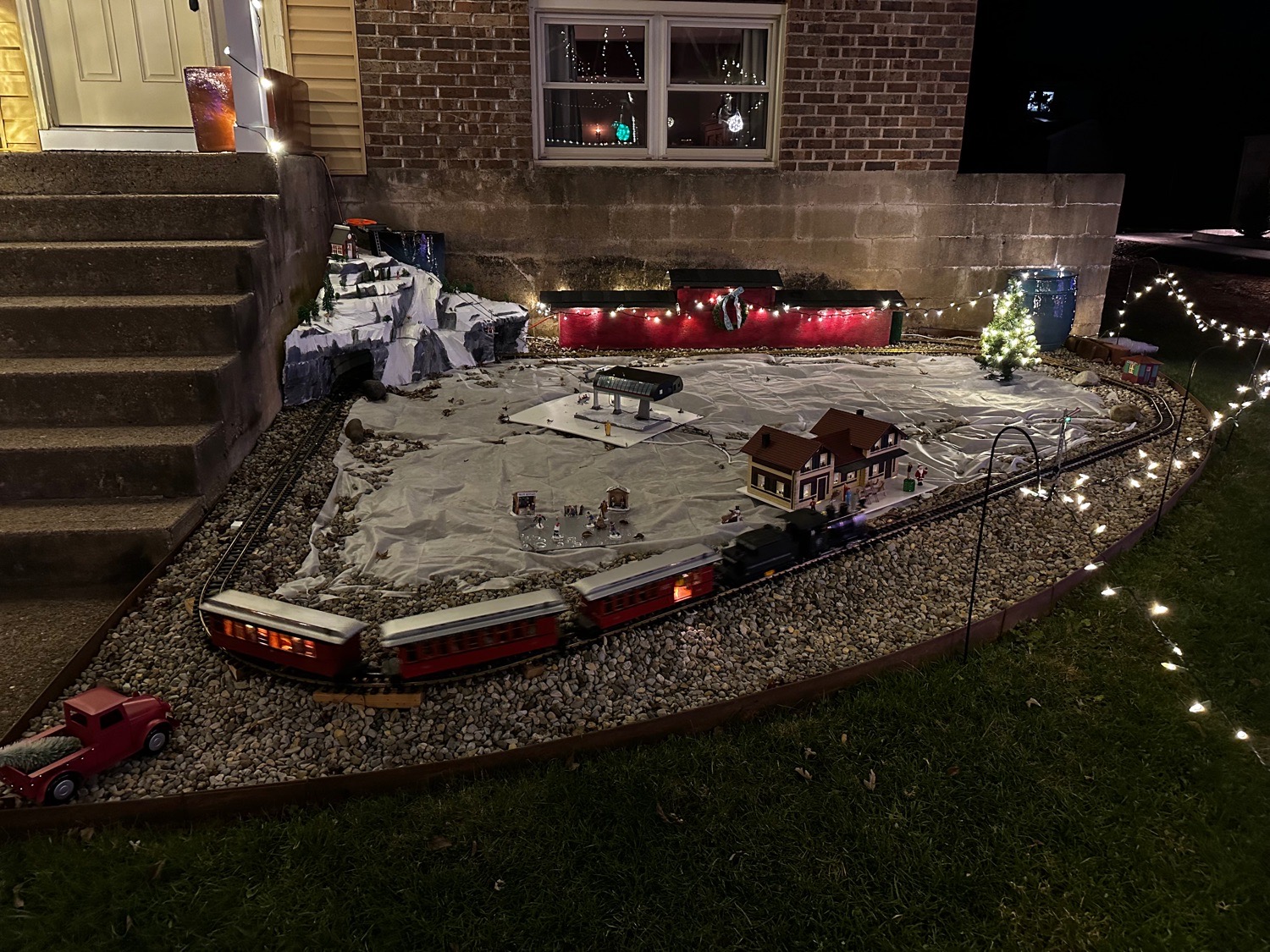 Hershey Court Lights, Christmas lights in Newtown, PA (photo 3)
