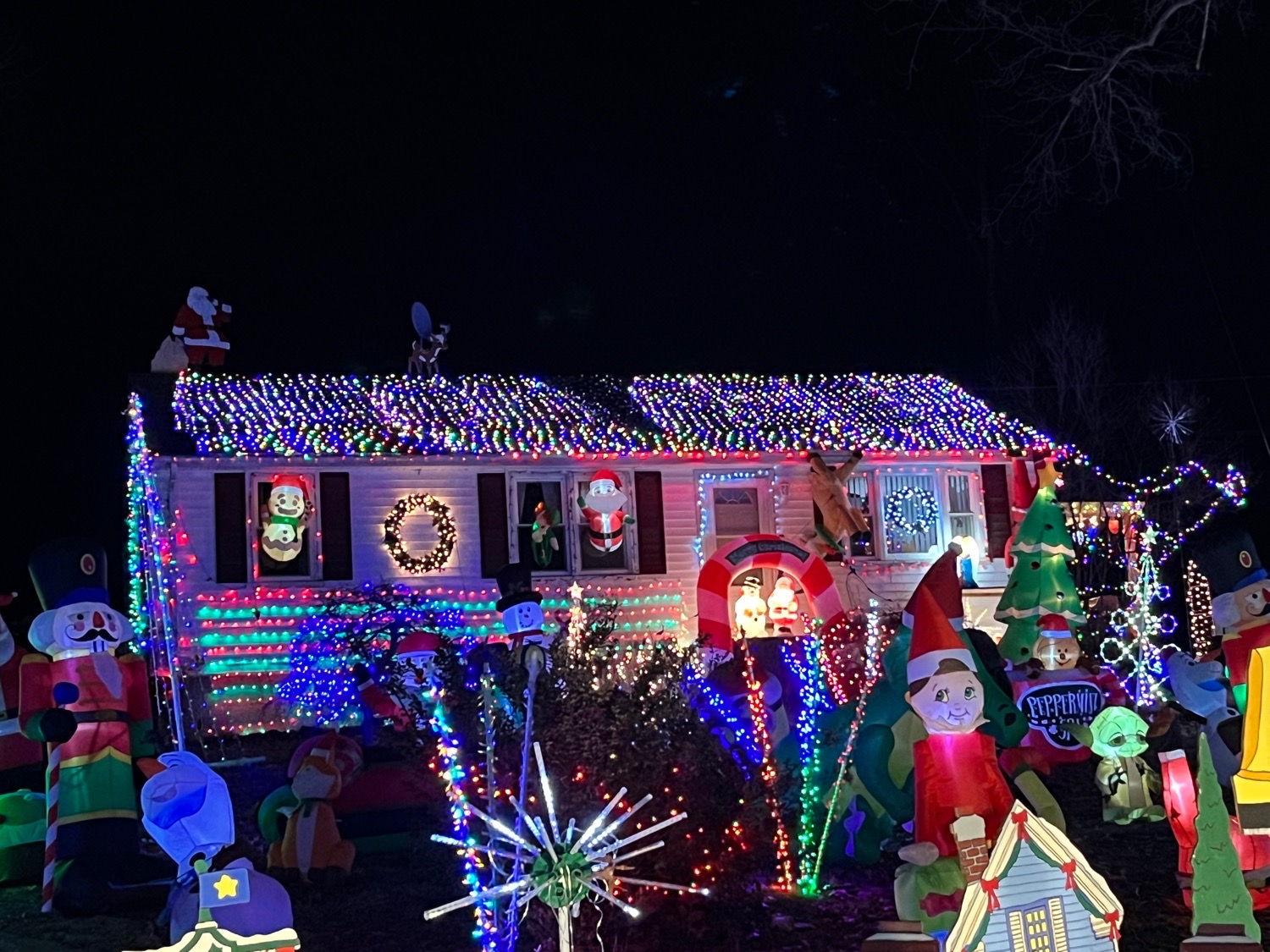 Lights on Moose hill, Christmas lights in Monroe, CT (photo 3)