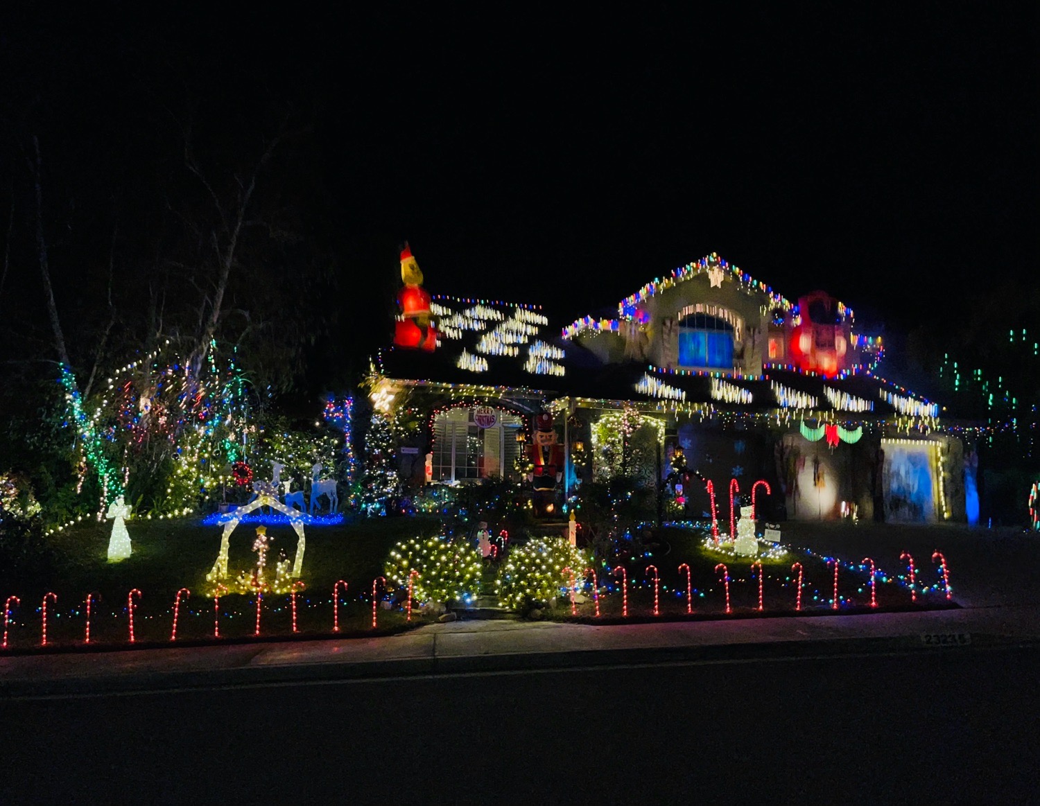 #Cuestportchristmas, Christmas lights in Valencia, CA (photo 4)