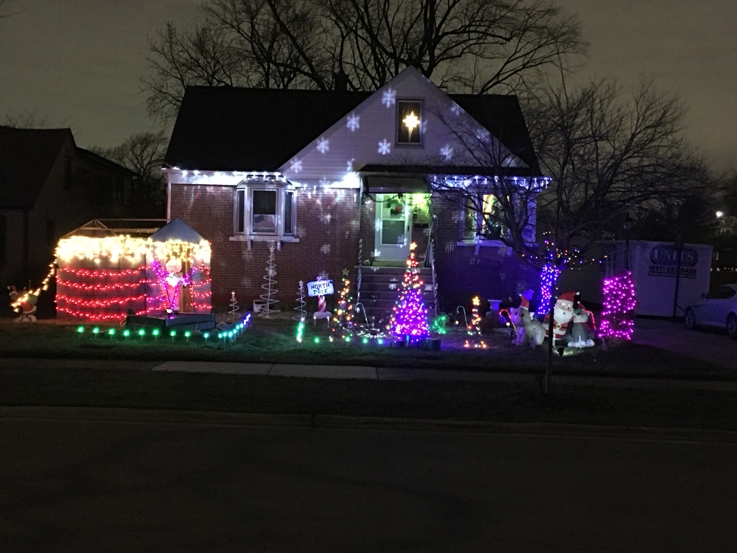 Crimson Manor Christmas, Christmas lights in Northlake, IL (photo 2)
