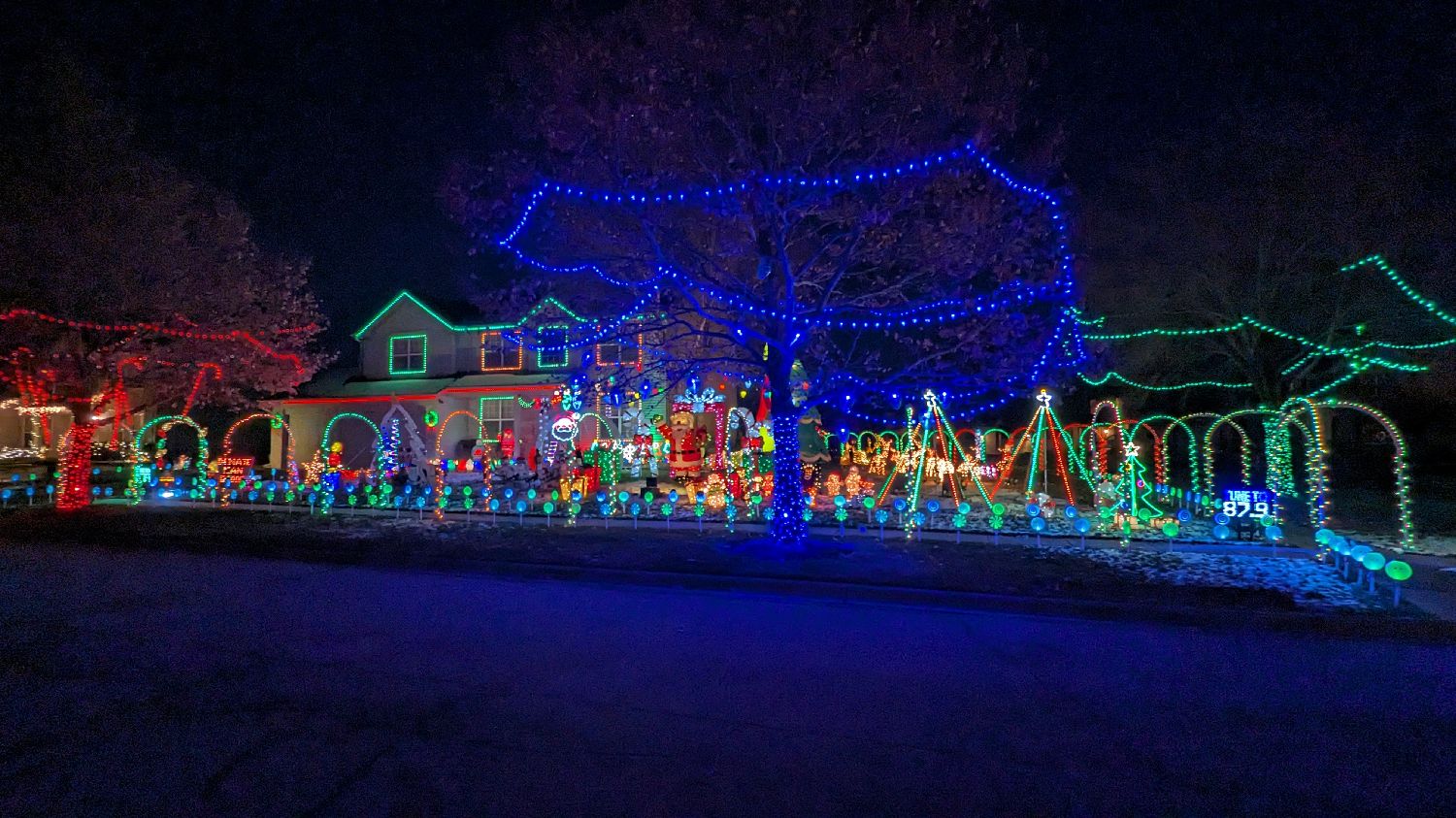 Lights on Tralee, Christmas lights in McHenry, IL (photo 1)