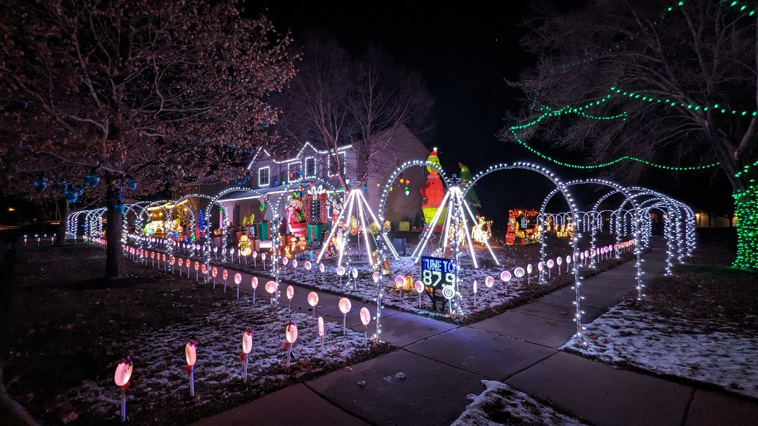 Lights on Tralee, Christmas lights in McHenry, IL (photo 2)