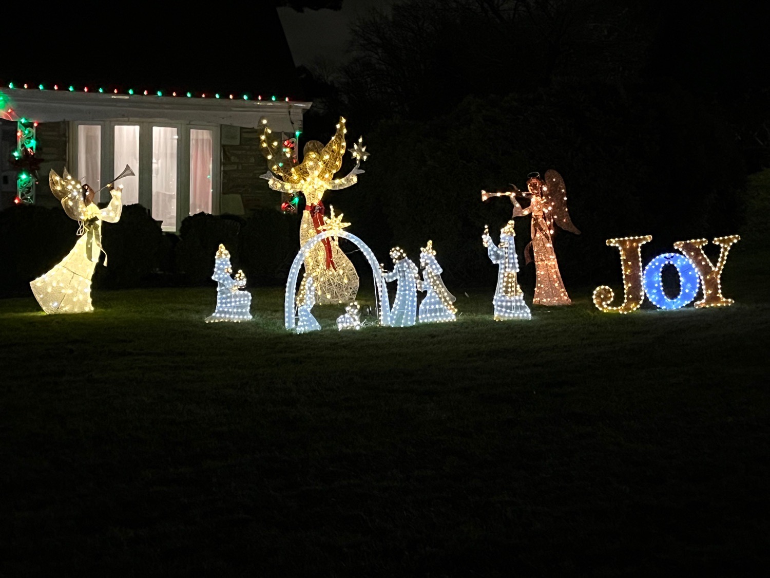 Christmas many ways., Christmas lights in Glenside, PA (photo 3)