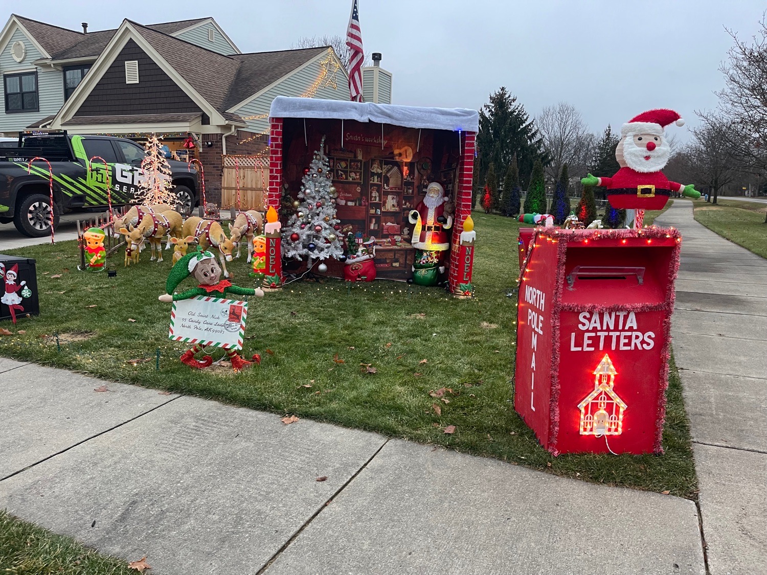 York Street Christmas, Christmas lights in Waterford, MI (photo 1)