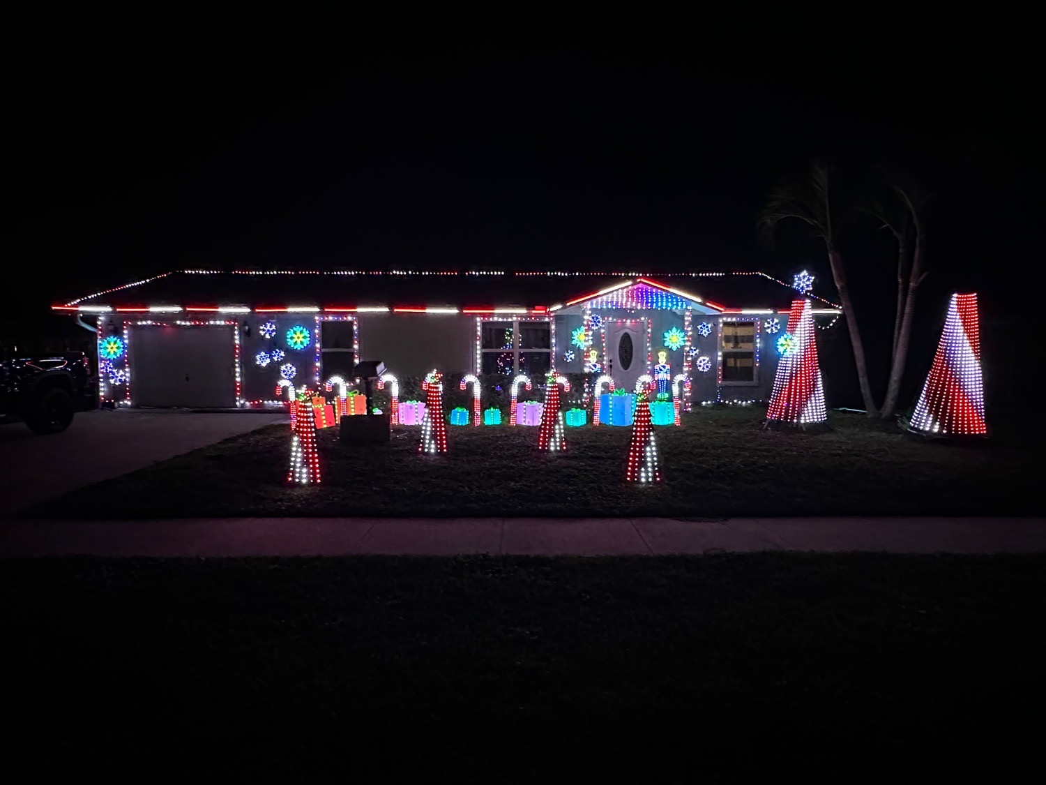 Lights on Segovia Ave, Christmas lights in Royal Palm Beach, FL (photo 1)