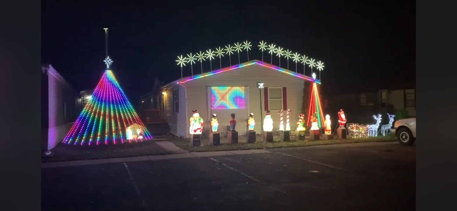 Wixom Holiday Lightshow, Christmas lights in Wixom, MI (photo 1)