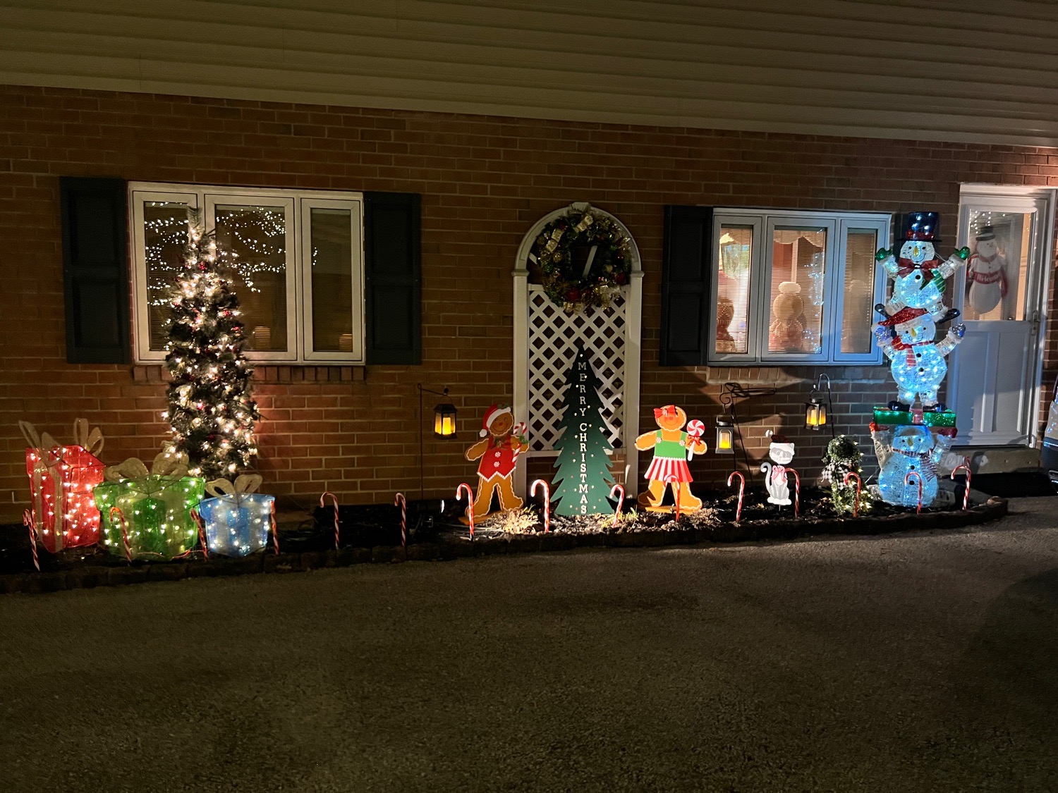 Lombardo Lights, Christmas lights in Plymouth Meeting, PA (photo 2)