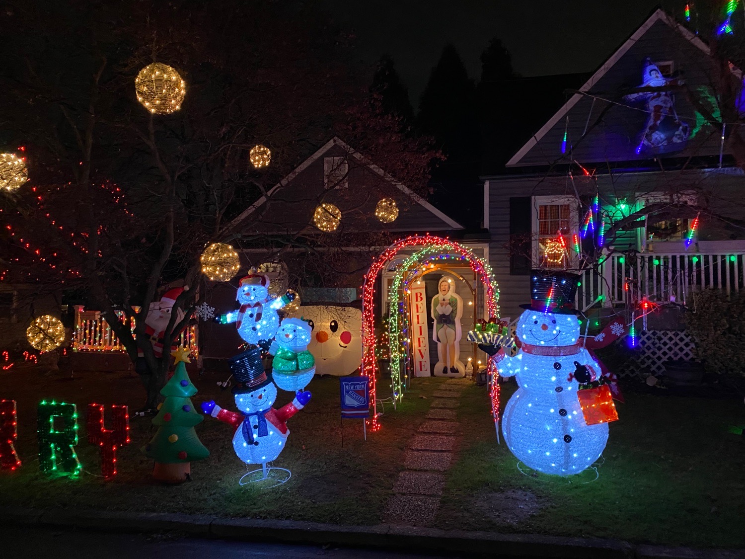Christmas meteorite Tree and more, Christmas lights in Glenside, PA (photo 2)