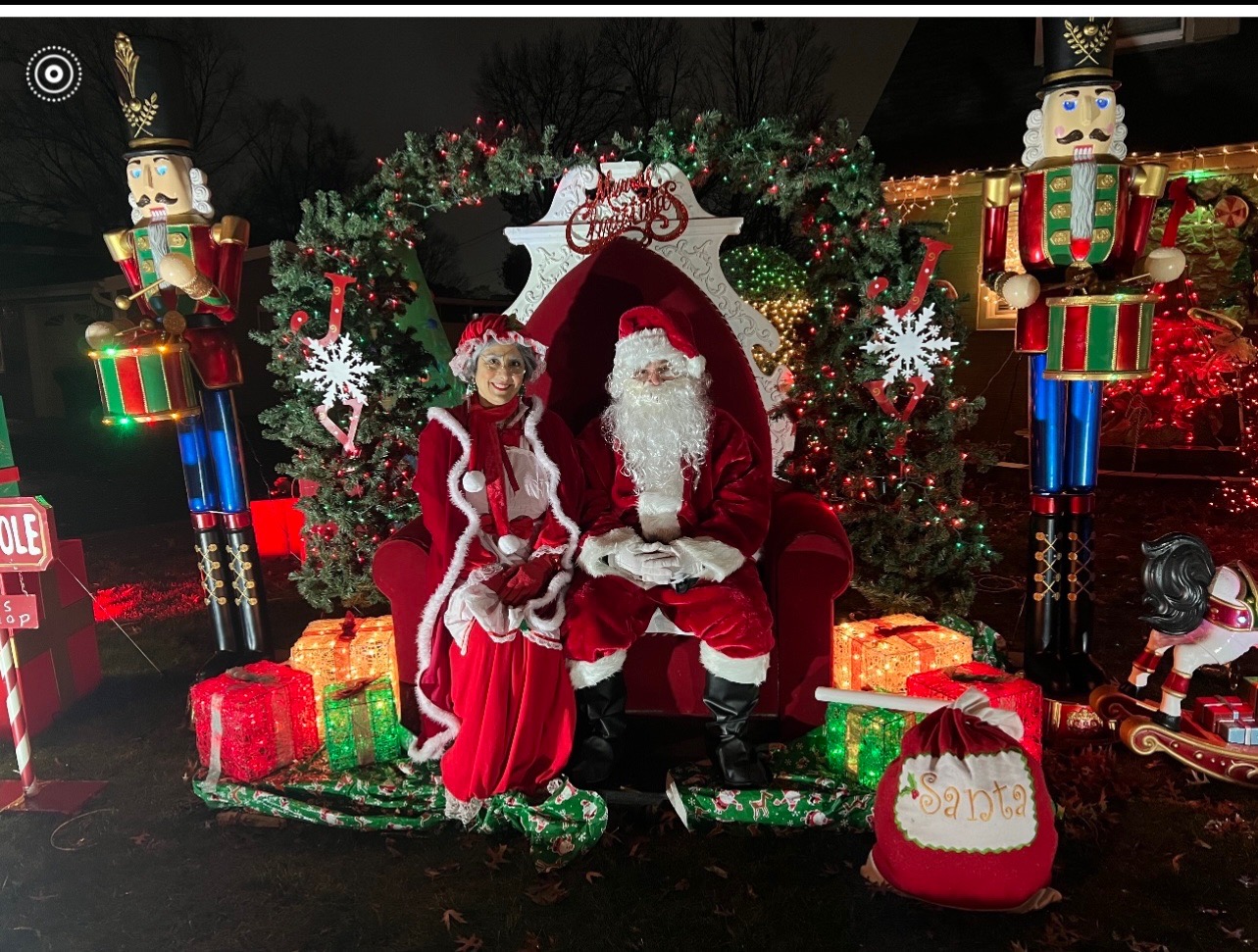 Holiday cheer on Pioneer, Christmas lights in Addison, IL (photo 1)