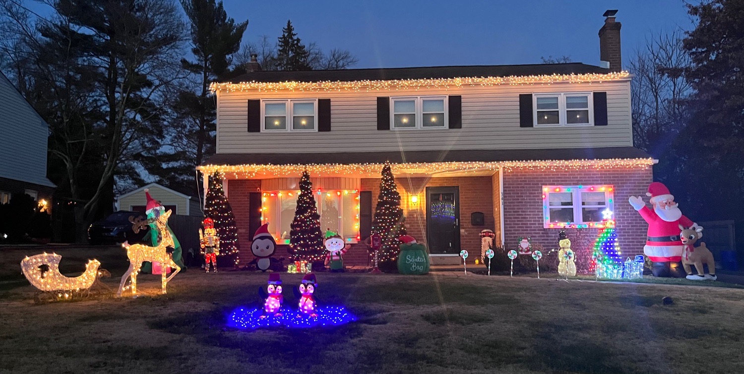 Making Spirits BRIGHT, Christmas lights in Plymouth Meeting, PA (photo 1)