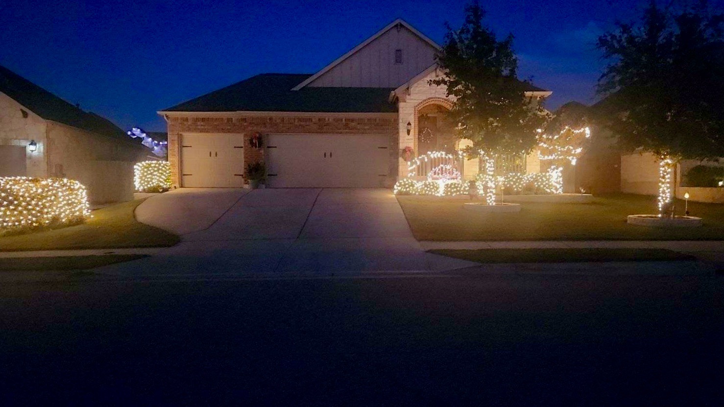 Roupe-Stroud House, Christmas lights in Round Rock, TX (photo 1)